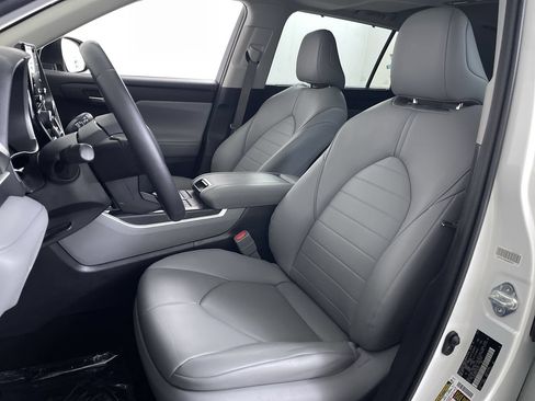 Used 2020 Toyota Highlander XLE AWD/4WD image 12