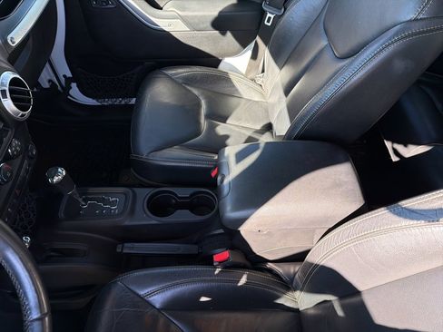 Used 2015 Jeep Wrangler Unlimited Rubicon w/ Connectivity Group image 36