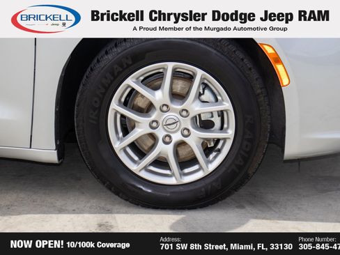 Used 2024 Chrysler Pacifica Touring-L image 39