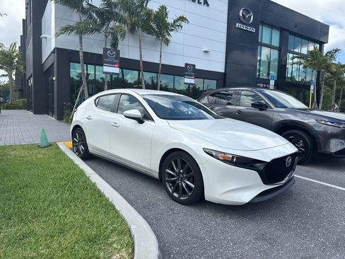 Used 2019 MAZDA MAZDA3 Hatchback w/ Preferred Package FWD image 2