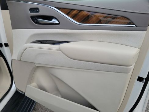 Certified 2024 Cadillac Escalade ESV Premium Luxury Platinum AWD/4WD image 31