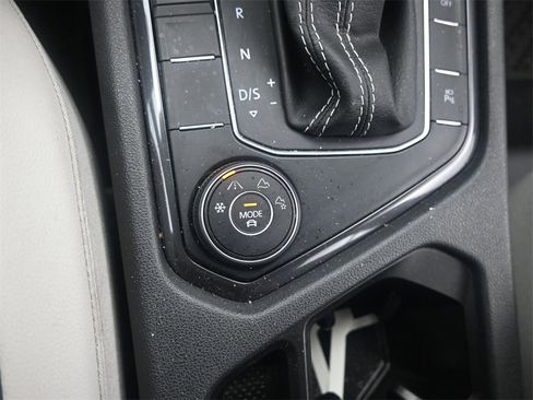 Used 2021 Volkswagen Tiguan SEL Premium R-Line image 32