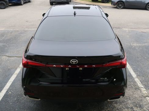 Used 2019 Toyota Avalon XLE w/ Moonroof Package FWD image 11