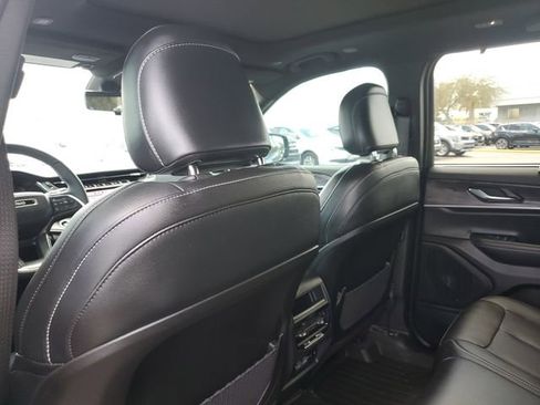 Used 2025 Jeep Grand Cherokee Limited w/ Luxury Tech Group II image 13