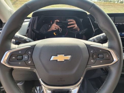 Used 2025 Chevrolet Trax LT w/ LT Convenience Package image 23