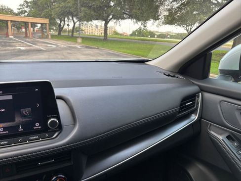 Used 2025 Nissan Rogue SV FWD image 30