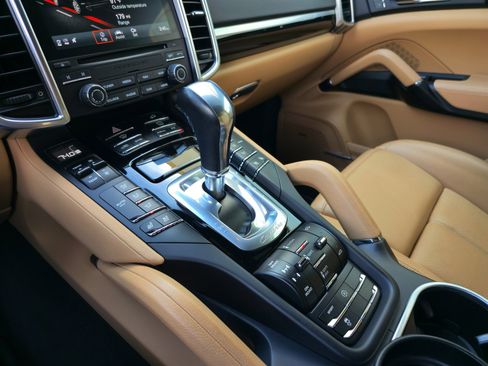 Used 2018 Porsche Cayenne S w/ Premium Package image 19