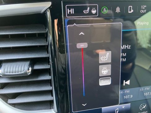 Used 2024 Chrysler Pacifica Touring-L image 2