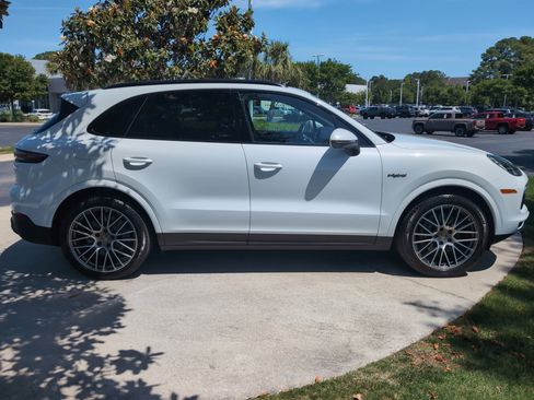 Used 2023 Porsche Cayenne Platinum Edition AWD/4WD image 11