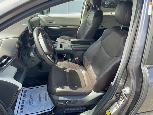 Certified 2023 Toyota Sienna Platinum AWD/4WD image 9