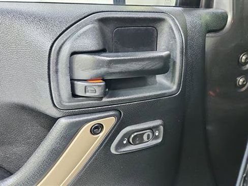 Used 2016 Jeep Wrangler Sahara image 17