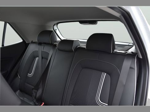 Used 2025 Hyundai Venue Limited FWD image 30