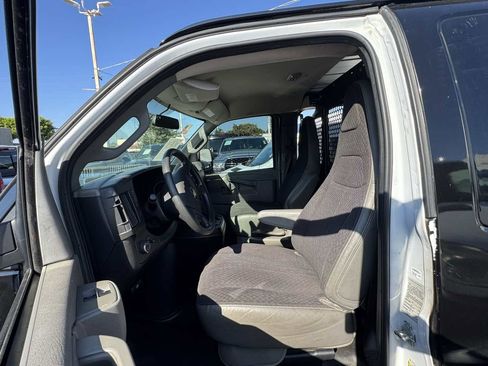 Used 2018 Chevrolet Express 2500 w/ Driver Convenience Package image 10