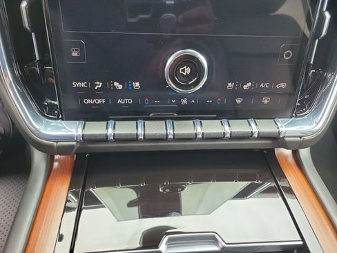 Used 2025 GMC Yukon XL Denali AWD/4WD image 26