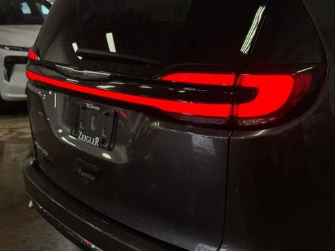 Used 2022 Chrysler Pacifica Touring-L image 7