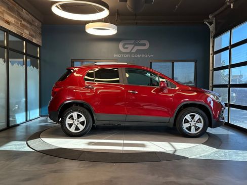 Used 2019 Chevrolet Trax LT w/ LT Convenience Package AWD/4WD image 2