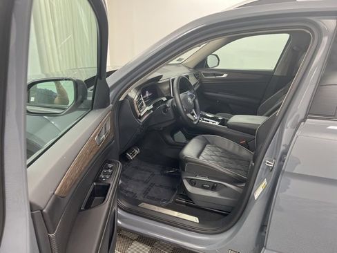 Used 2025 Volkswagen Atlas SEL Premium R-Line image 13