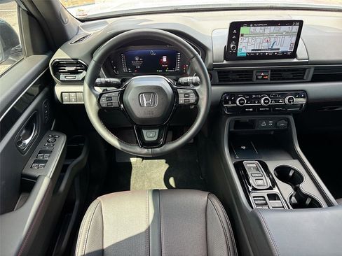 Certified 2025 Honda Pilot Black Edition image 28