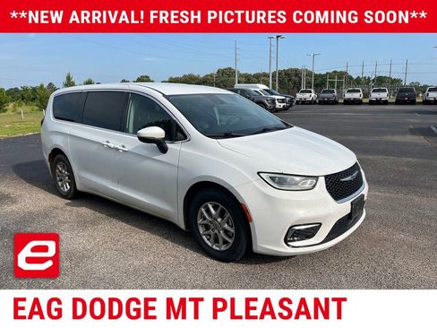 Used 2023 Chrysler Pacifica Touring-L FWD image 1