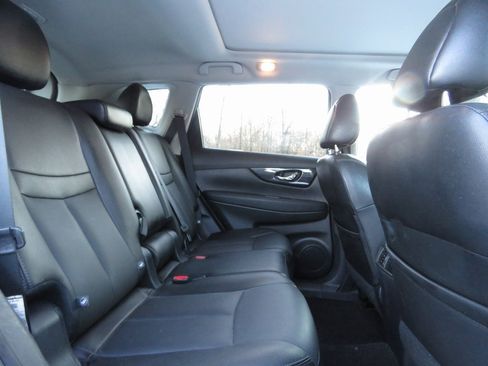 Used 2017 Nissan Rogue SL w/ SL Premium Package image 16