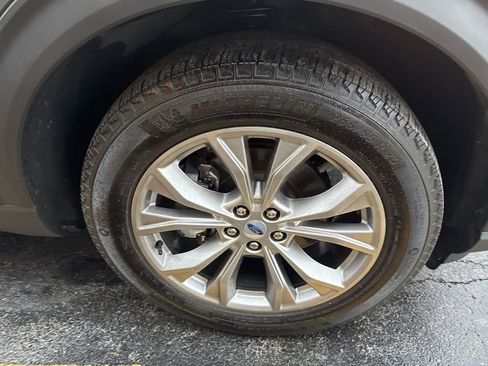 Used 2022 Ford Explorer XLT w/ Equipment Group 202A image 22