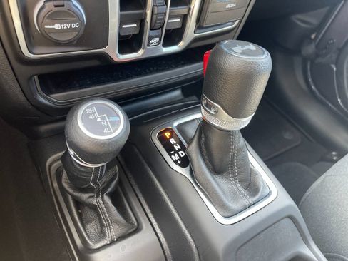Used 2025 Jeep Wrangler Unlimited Sahara AWD/4WD image 23