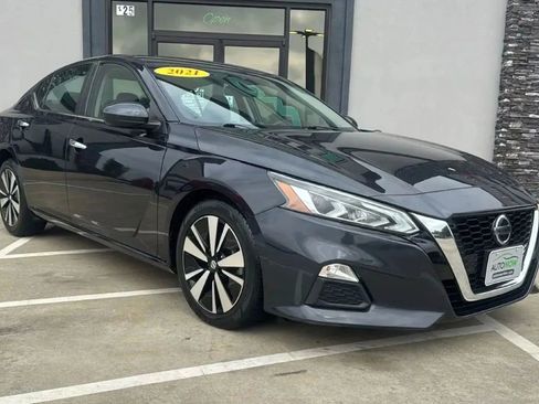 Used 2021 Nissan Altima 2.5 SV image 2