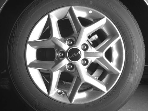 Used 2025 Kia Soul LX w/ LX Technology Package FWD image 14