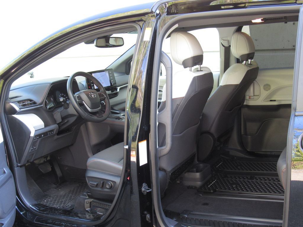 Used 2024 Toyota Sienna XSE AWD/4WD image 14