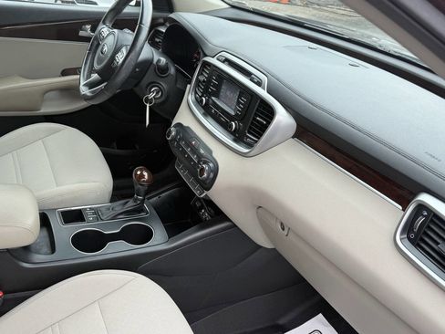 Used 2016 Kia Sorento LX w/ LX Convenience Package image 11