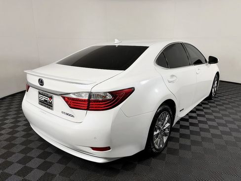 Used 2014 Lexus ES 300h w/ Luxury Package w/Bamboo Trim FWD image 7