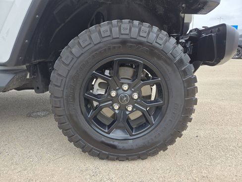 Used 2025 Jeep Gladiator Sport image 27