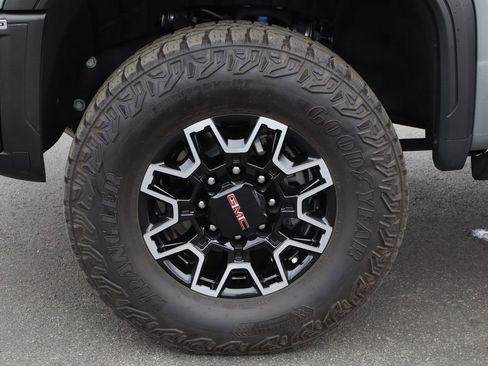 Used 2024 GMC Sierra 2500 AT4X image 35