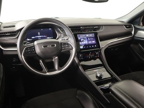 Used 2023 Jeep Grand Cherokee L Laredo image 2