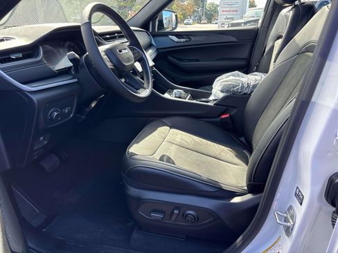 New 2025 Jeep Grand Cherokee Altitude image 10