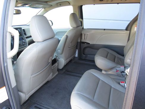Used 2016 Toyota Sienna XLE w/ XLE Navigation Package FWD image 14