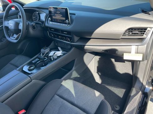 Used 2026 Nissan Rogue SV AWD/4WD image 16