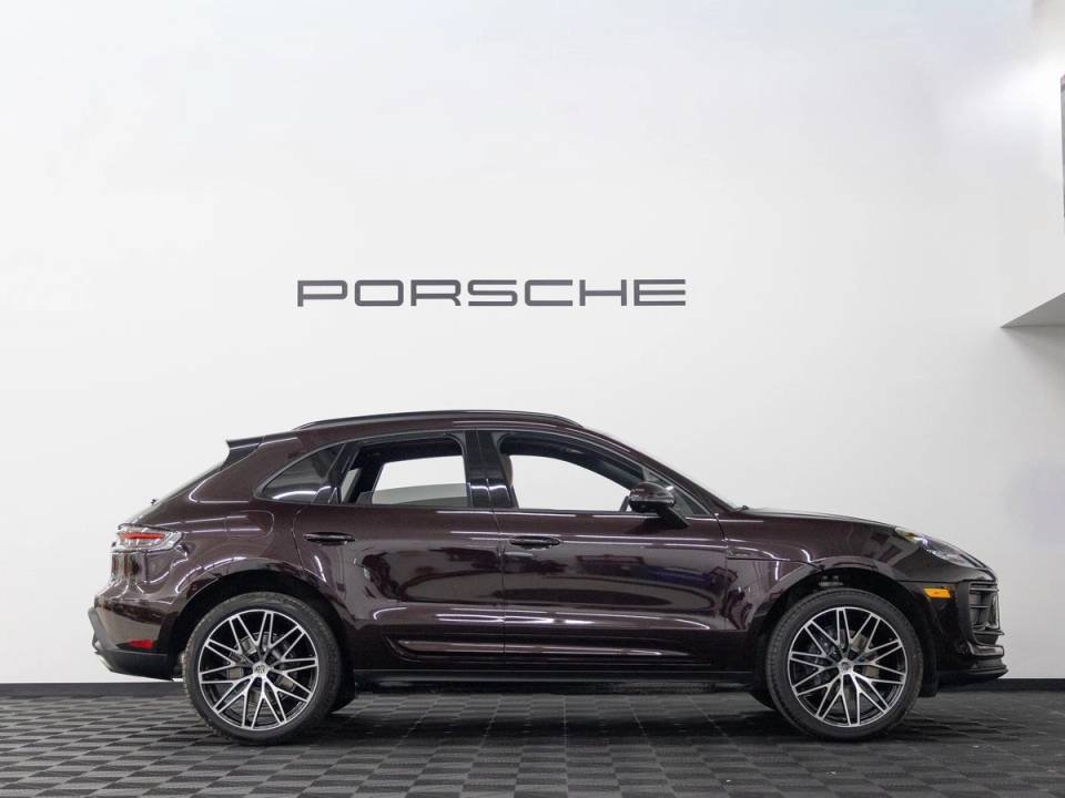 Certified 2026 Porsche Macan AWD/4WD image 8