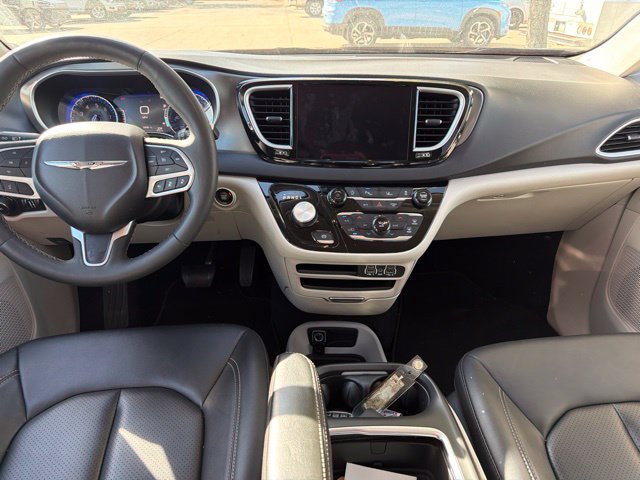 Used 2024 Chrysler Pacifica Touring-L FWD image 19