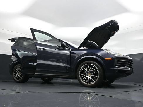 Used 2022 Porsche Cayenne AWD/4WD image 37