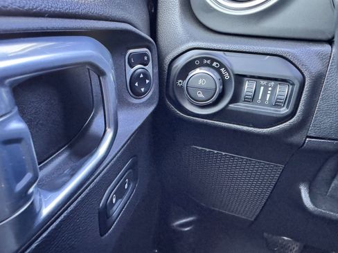 Used 2021 Jeep Gladiator Overland AWD/4WD image 14