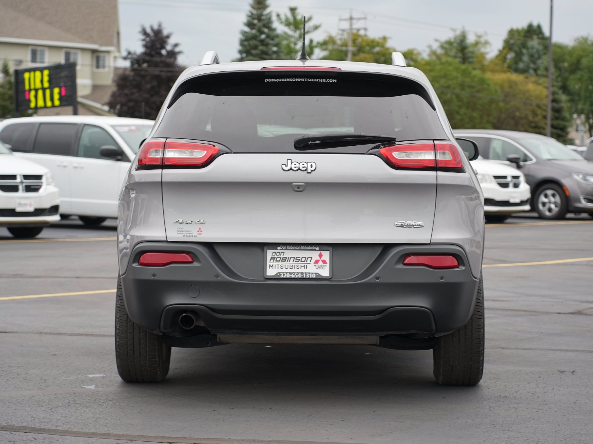 Used 2018 Jeep Cherokee Latitude w/ Safety Group AWD/4WD image 4