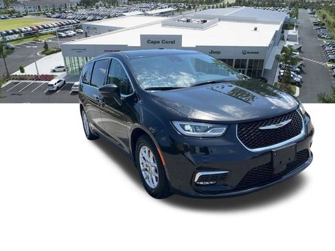 Certified 2023 Chrysler Pacifica Touring-L FWD image 9