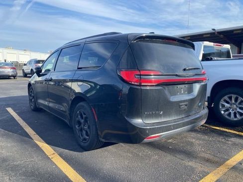 Used 2024 Chrysler Pacifica Premium image 13