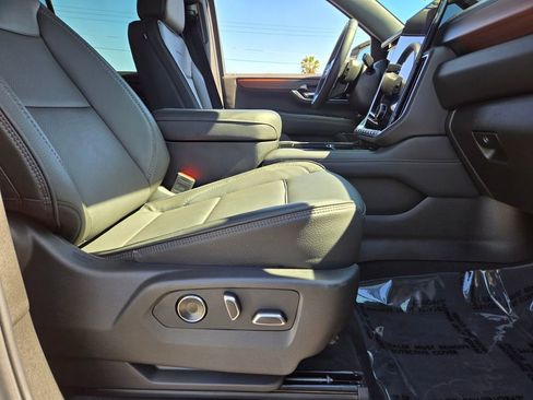 Used 2026 GMC Yukon Denali w/ Sun & Power Step Package AWD/4WD image 16