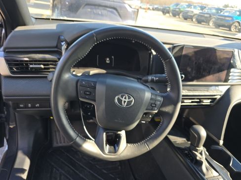 Used 2025 Toyota Camry SE image 10