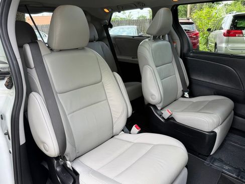 Used 2018 Toyota Sienna Limited Premium FWD image 24