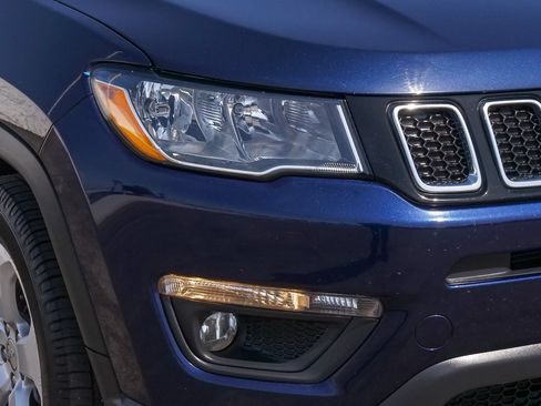 Used 2021 Jeep Compass Latitude FWD image 4