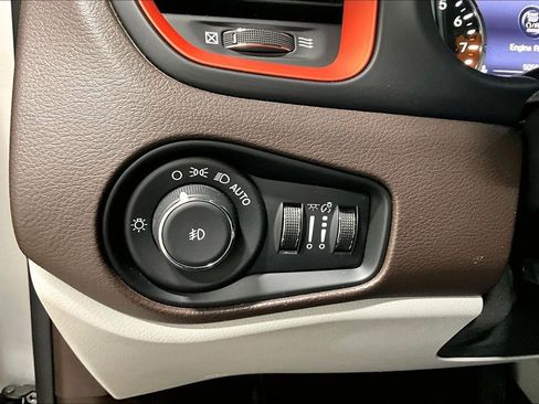 Used 2015 Jeep Renegade Limited AWD/4WD image 16