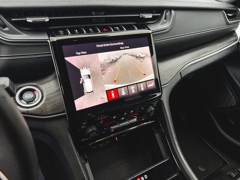 Used 2023 Jeep Grand Cherokee Limited w/ Luxury Tech Group II image 19